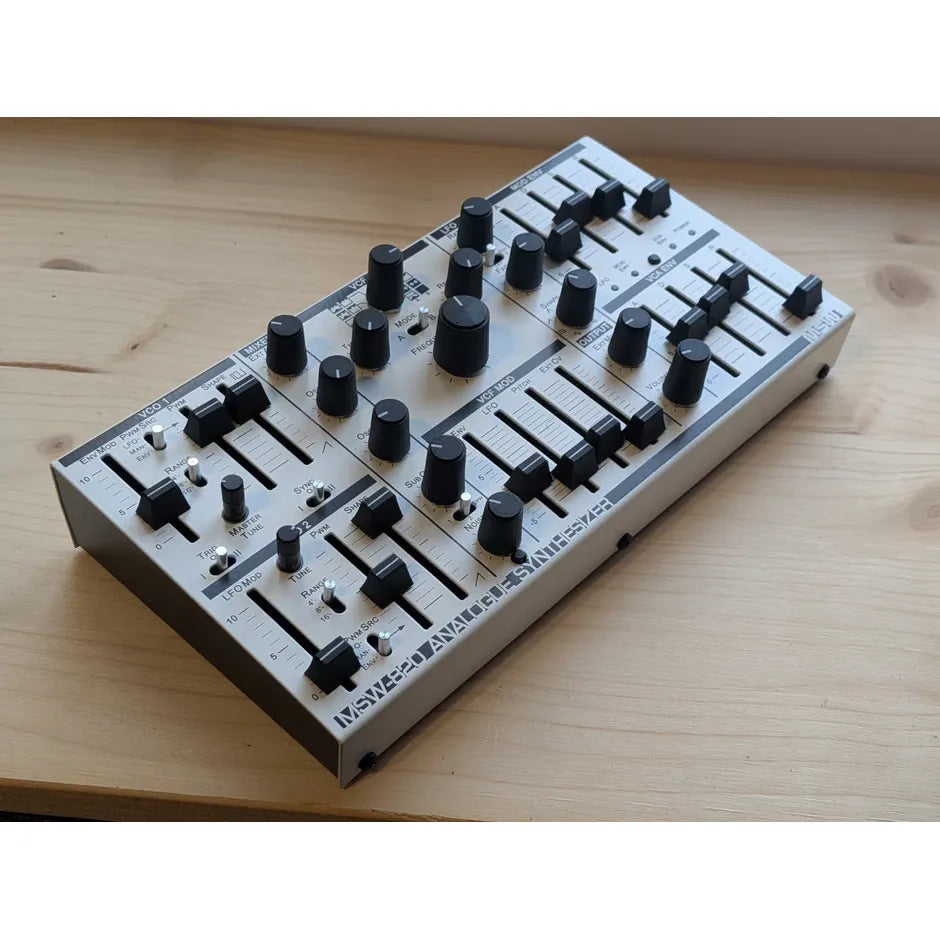 Michigan Synth Works MSW-820 Synthesizer, Schrägansicht