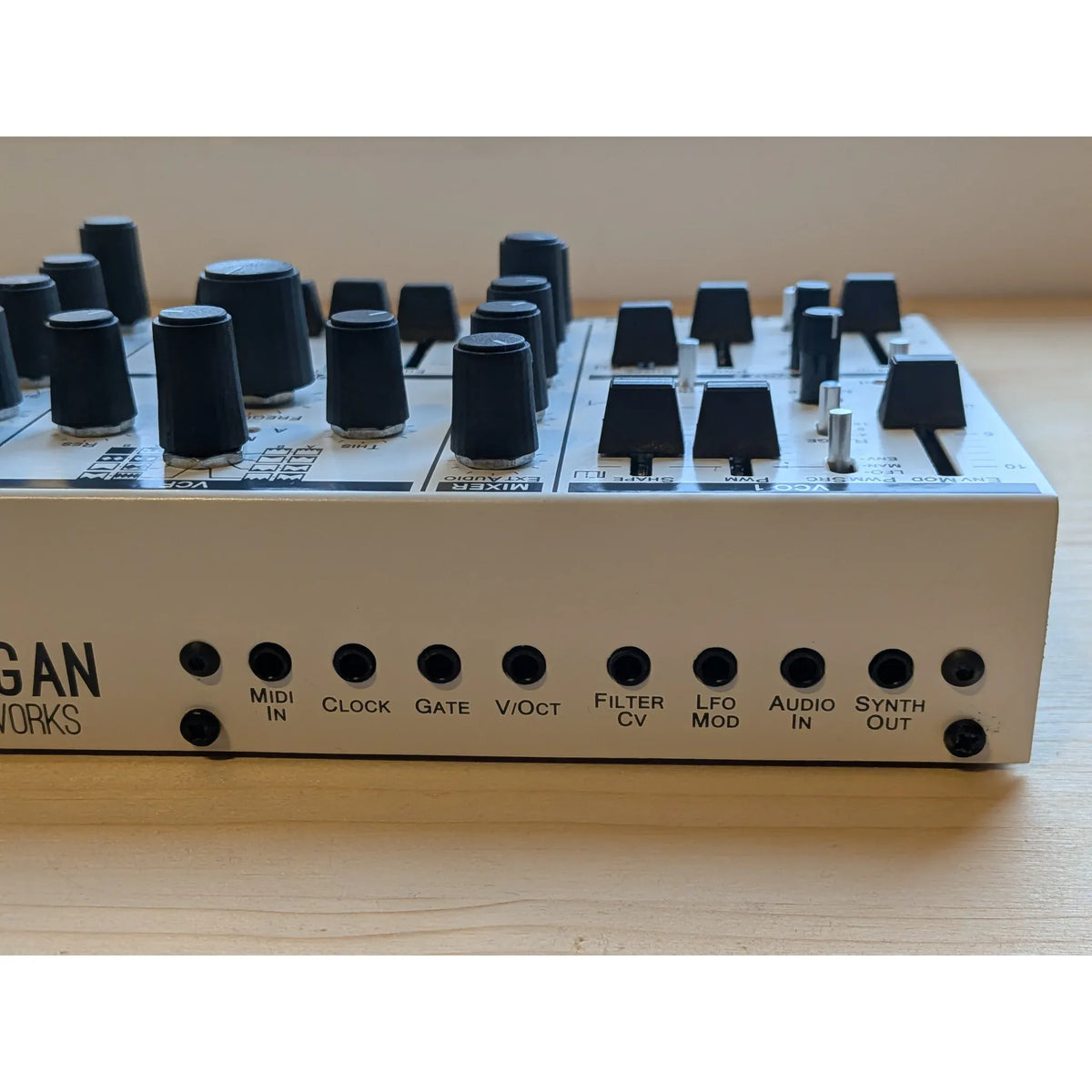 Panneau arrière du Michigan Synth Works MSW-820 avec connexions MIDI, CV et audio
