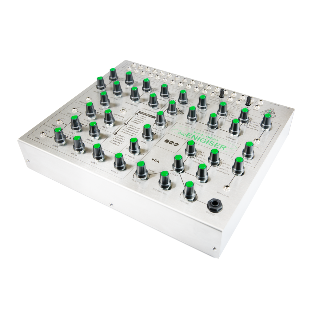 Sintetizzatore analogico swEnigiser con pannello argento, vista angolata