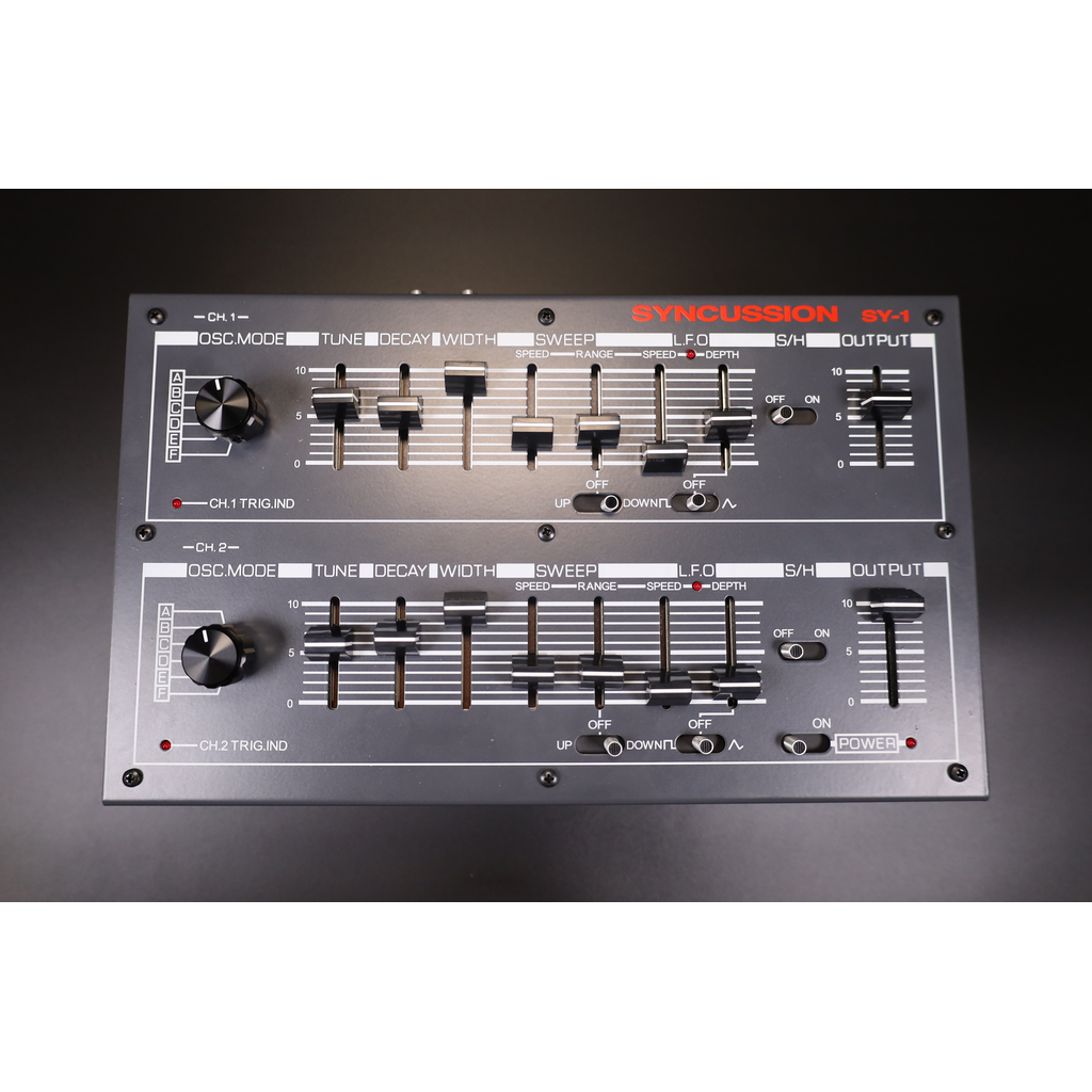 Panneau supérieur du synthé de batterie Michigan Synth Works SY-1